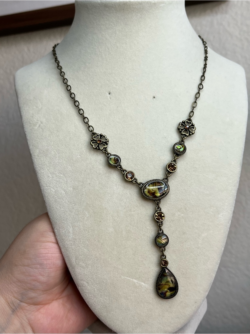 VTG Avon NRT Antiqued Brass Tone Drop Necklace Crystals & Shell 20” - Picture 2 of 6